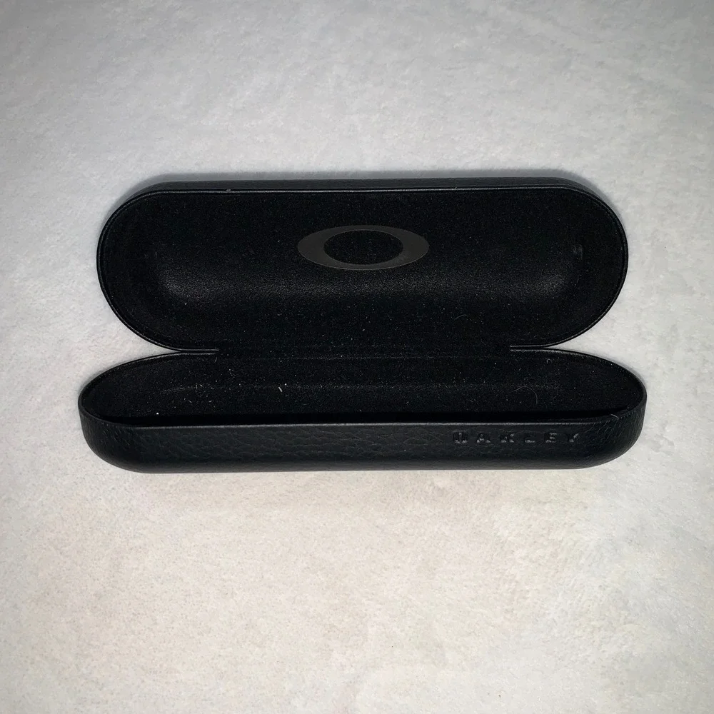 Oakley‎ black clam shell sunglass case